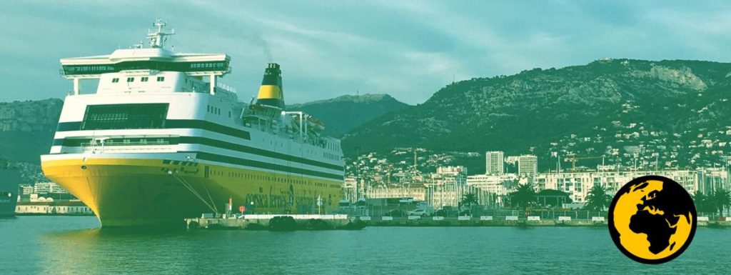 ferry à quai dans le port de Toulon