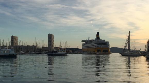 Ferry à 'entrée du port de Toulon